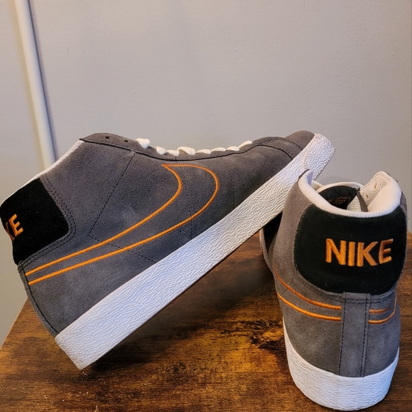 LIKE NEW Nike Suede SB High Tops - Picture 2 of 10